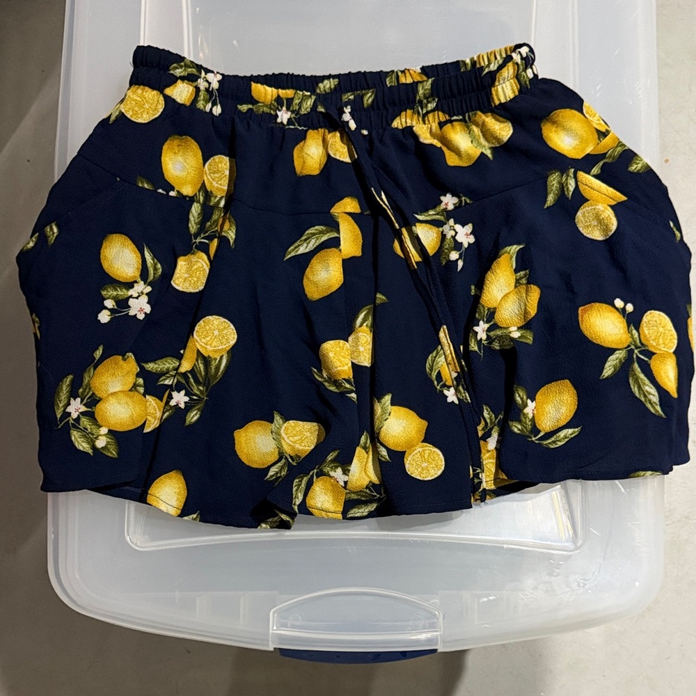 NWOT Sadie and Sage Navy Lemon Print Skort 🌸